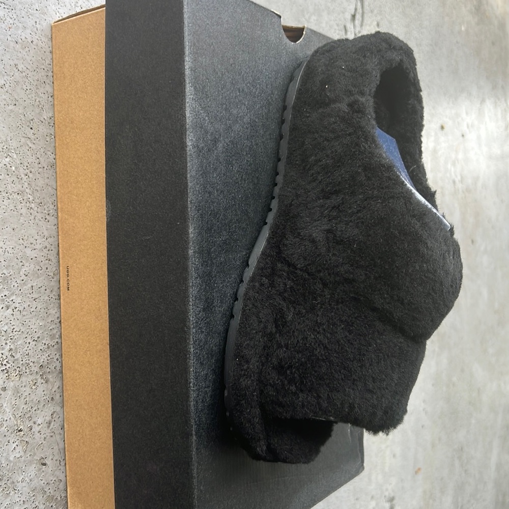 Uggs slippers. Women’s size 9. New in box - Picture 1 of 2